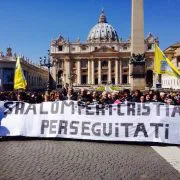 Papa Francesco saluta i pellegrini Shalom al termine della Staffetta Solidale per i cristiani perseguitati.