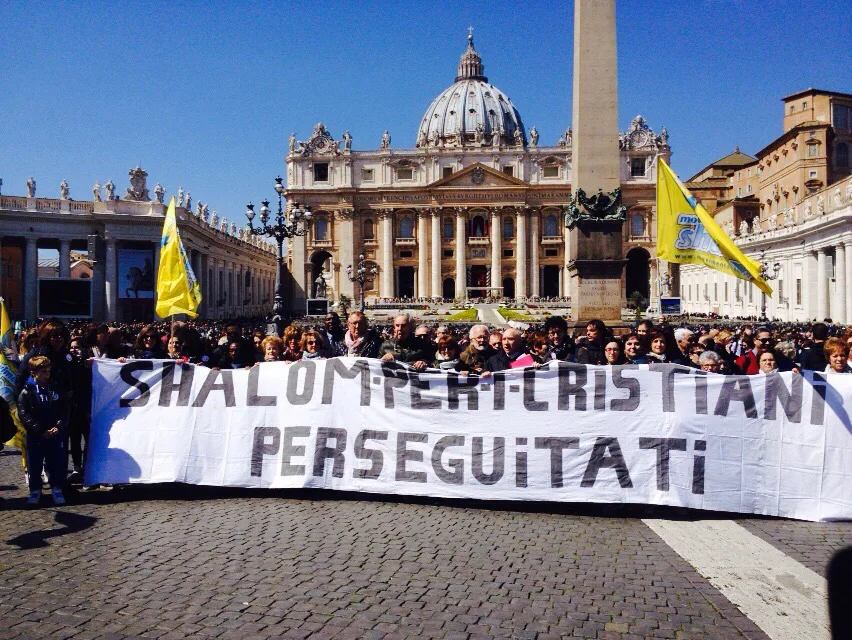 Papa Francesco saluta i pellegrini Shalom al termine della Staffetta Solidale per i cristiani perseguitati.