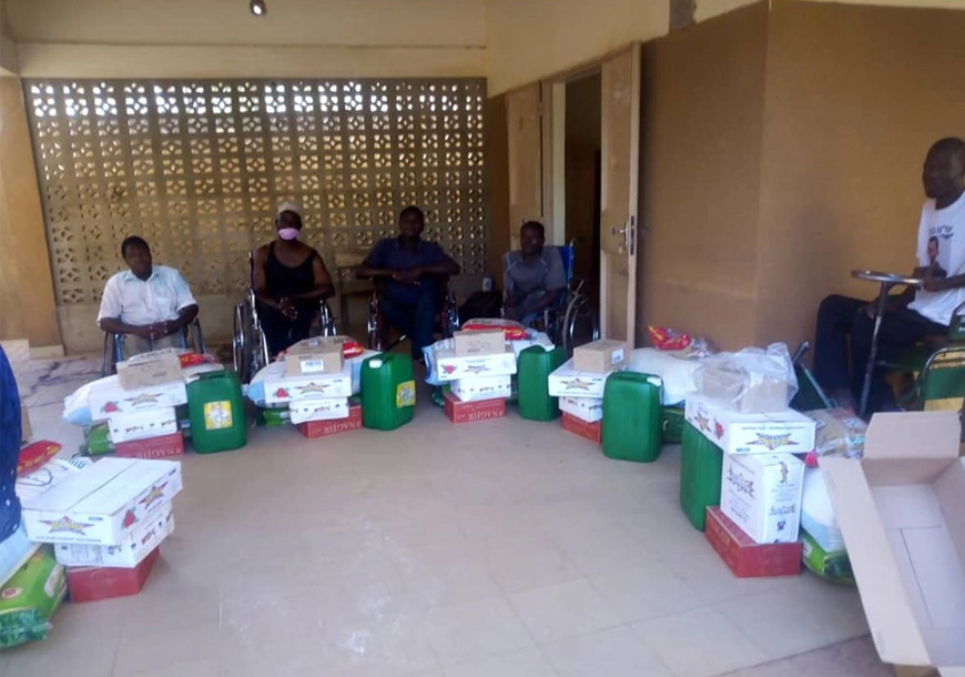Consegna di cibo e beni di prima necessità ai disabili in Burkina Faso