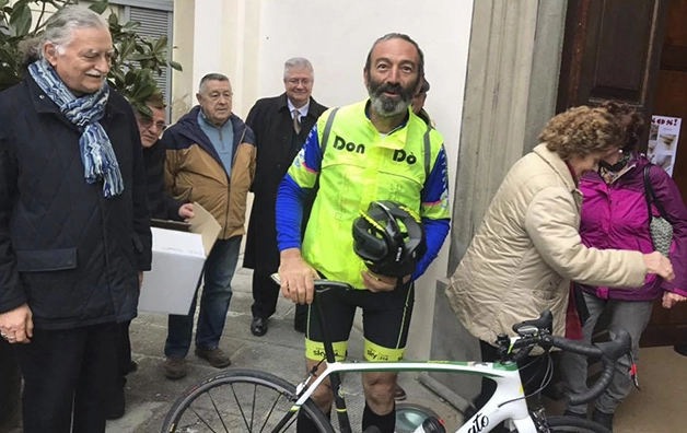 SANTA CROCE SULL’ARNO – Don Donato arriva in bici