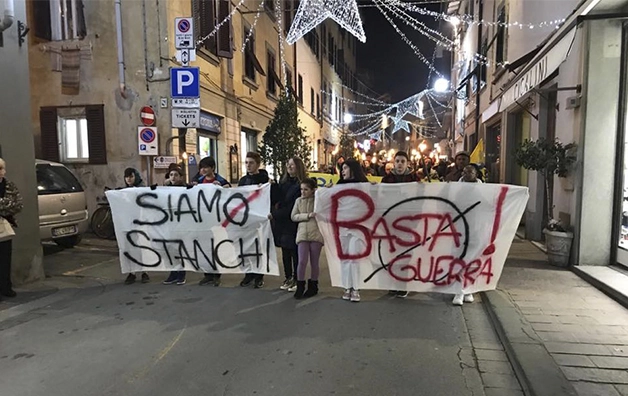 Fiaccole di pace a Fucecchio: «Stanchi delle vostre guerre»